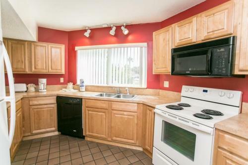 Hibiscus F102 Free Activities, Oceanfront, Wifi, 3 Pools
