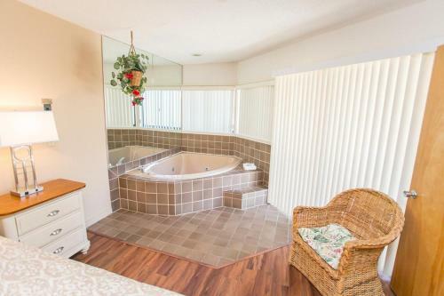Hibiscus F102 Free Activities, Oceanfront, Wifi, 3 Pools