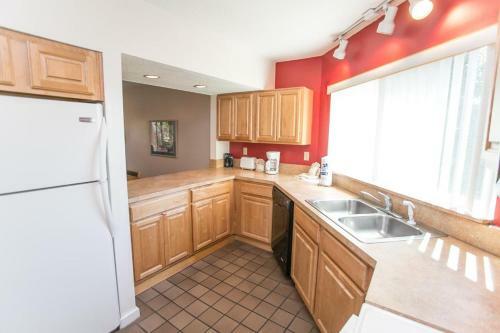 Hibiscus F102 Free Activities, Oceanfront, Wifi, 3 Pools