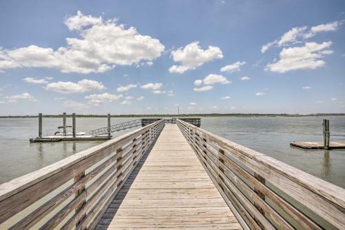 Modern And Bright Bungalow - 2 Blocks To Beach!