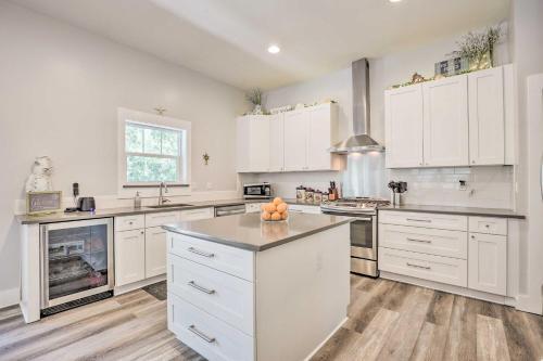 Modern And Bright Bungalow - 2 Blocks To Beach!