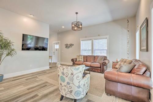Modern And Bright Bungalow - 2 Blocks To Beach!