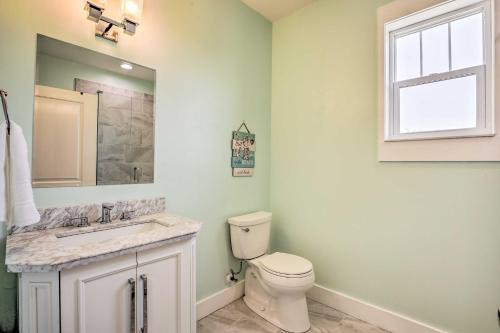 Modern And Bright Bungalow - 2 Blocks To Beach!