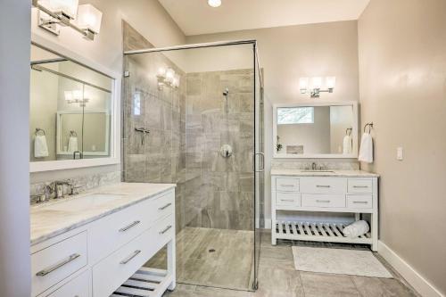 Modern And Bright Bungalow - 2 Blocks To Beach!