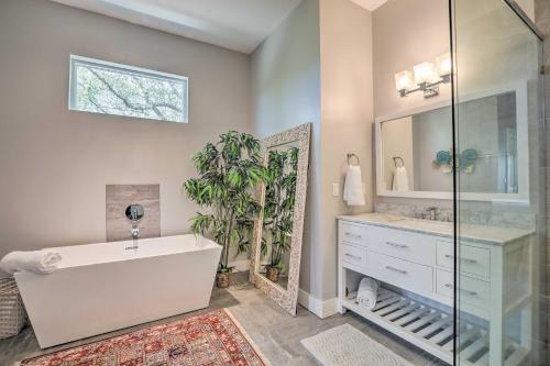 Modern And Bright Bungalow - 2 Blocks To Beach!