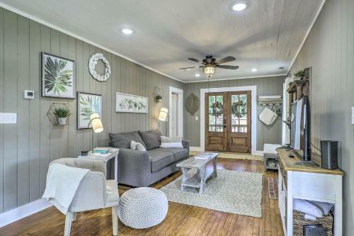 Chic Carrollton Cottage With Updated Interior!