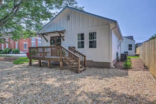 Chic Carrollton Cottage With Updated Interior!