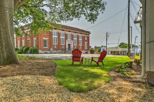 Chic Carrollton Cottage With Updated Interior!