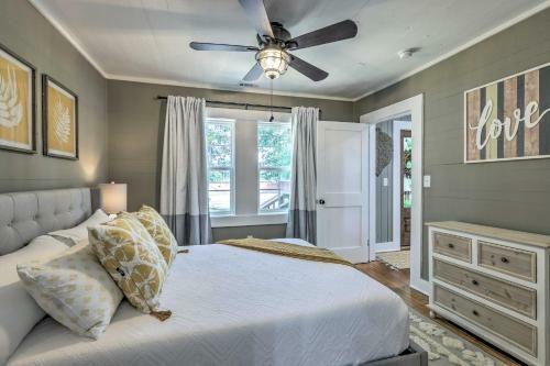 Chic Carrollton Cottage With Updated Interior!