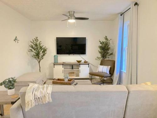 Newly Renovated Townhome With Three King-size Beds