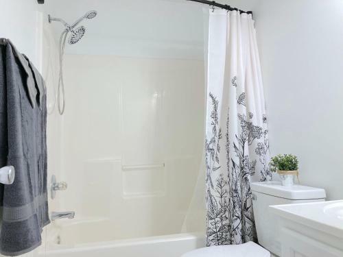 Cozy Newly Updated Townhouse With Two Separate Bedrooms And Bathrooms