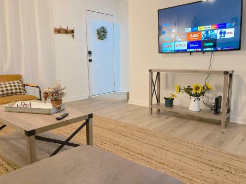 Cozy Newly Updated Townhouse With Two Separate Bedrooms And Bathrooms