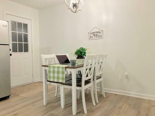 Cozy Newly Updated Townhouse With Two Separate Bedrooms And Bathrooms
