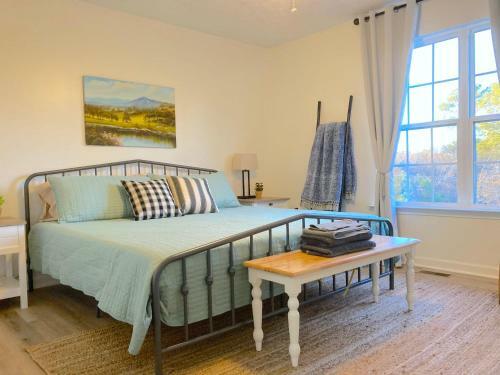 Cozy Newly Updated Townhouse With Two Separate Bedrooms And Bathrooms