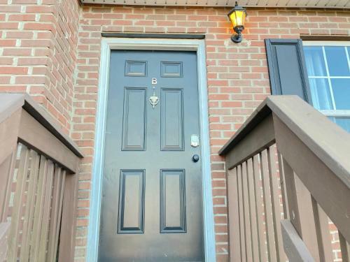 Cozy Newly Updated Townhouse With Two Separate Bedrooms And Bathrooms