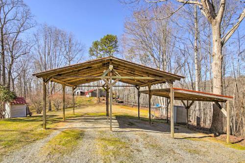 Pet-friendly Ellijay Escape With Yard And Grill!