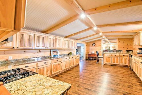 Pet-friendly Ellijay Escape With Yard And Grill!