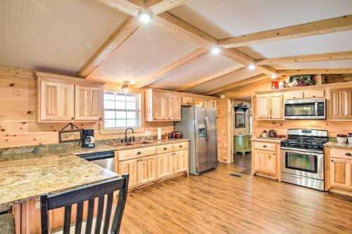 Pet-friendly Ellijay Escape With Yard And Grill!