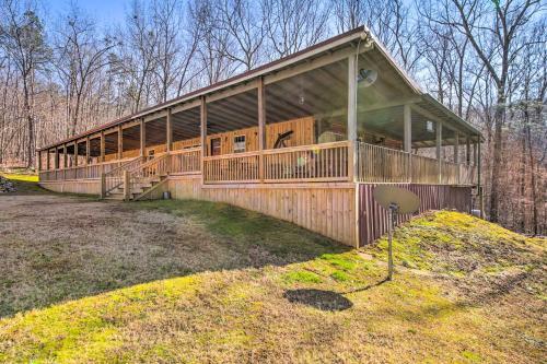 Pet-friendly Ellijay Escape With Yard And Grill!