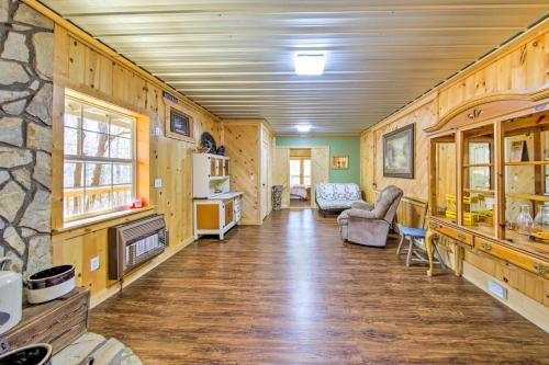 Pet-friendly Ellijay Escape With Yard And Grill!