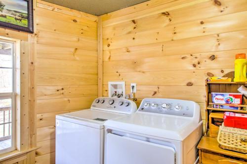 Pet-friendly Ellijay Escape With Yard And Grill!