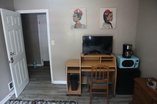 Queen Suite + Private Bath 8 Mins From Atl Airport W/ Fast Wifi