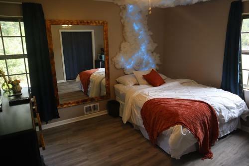 Queen Suite + Private Bath 8 Mins From Atl Airport W/ Fast Wifi