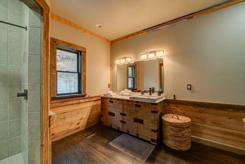 This Chalet Is Luxury And Mountain Charm All Wrapped Up In One