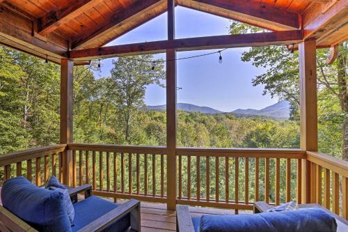 Lovely Log Cabin And Bunkhouse With Views And Yard!