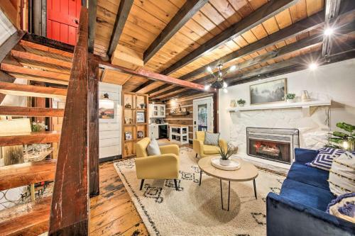 Chic Cherry Log Cabin With Private Hot Tub And Deck!