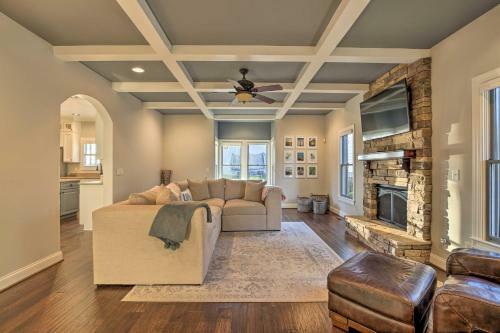 Spacious Lakefront Home With Screened-in Porch!
