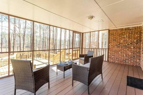 Lakefront Home-2car Garage-tvs-luxury Master Suite