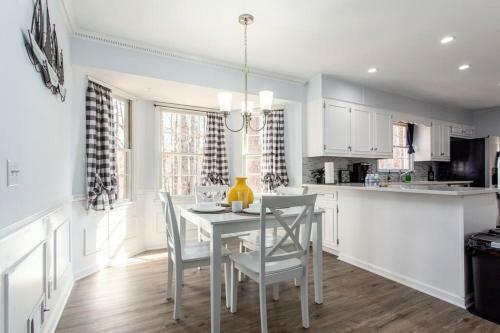 Lakefront Home-2car Garage-tvs-luxury Master Suite
