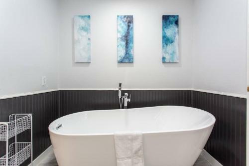 Lakefront Home-2car Garage-tvs-luxury Master Suite