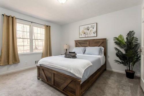Lakefront Home-2car Garage-tvs-luxury Master Suite