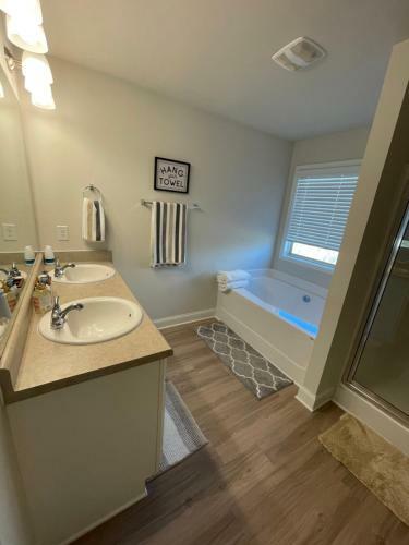 4bdrm Fast Wifi Farmhouse Inspired Home