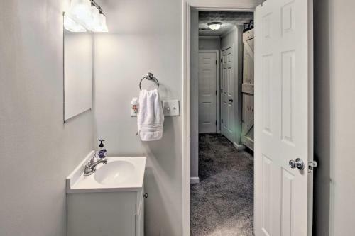 Apartment With Media Room - 11 Mi To Atlanta!
