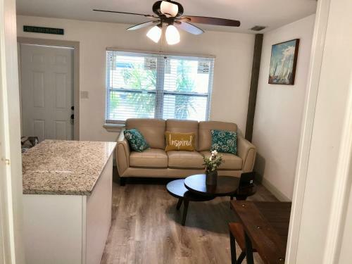 Apartamento #1 St.pete Beach Unit*walk To Bars, Beaches, Restaurants And More.