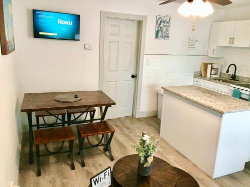 Apartamento #1 St.pete Beach Unit*walk To Bars, Beaches, Restaurants And More.