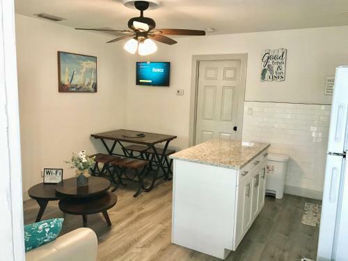 Apartamento #1 St.pete Beach Unit*walk To Bars, Beaches, Restaurants And More.