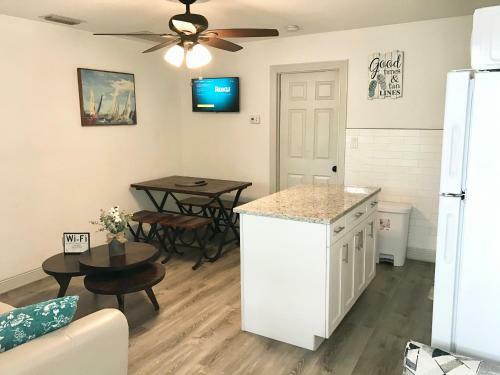 Apartamento #1 St.pete Beach Unit*walk To Bars, Beaches, Restaurants And More.