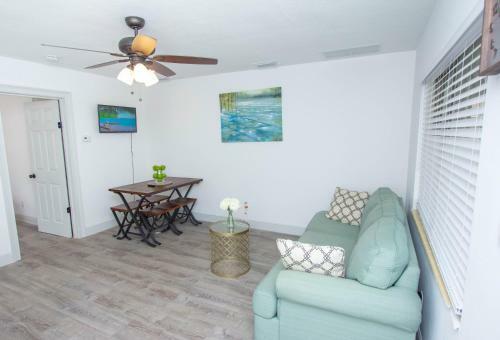 Apartamento #1 St.pete Beach Unit*walk To Bars, Beaches, Restaurants And More.