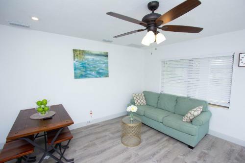 Apartamento #1 St.pete Beach Unit*walk To Bars, Beaches, Restaurants And More.