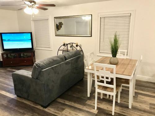 Apartamento #1 St.pete Beach Unit*walk To Bars, Beaches, Restaurants And More.