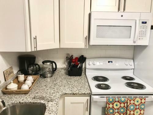 Apartamento #1 St.pete Beach Unit*walk To Bars, Beaches, Restaurants And More.