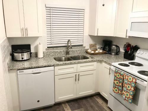 Apartamento #1 St.pete Beach Unit*walk To Bars, Beaches, Restaurants And More.