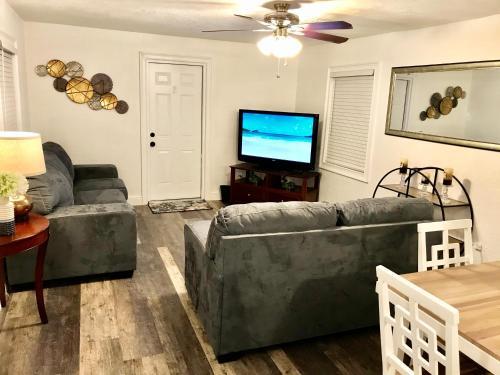 Apartamento #1 St.pete Beach Unit*walk To Bars, Beaches, Restaurants And More.