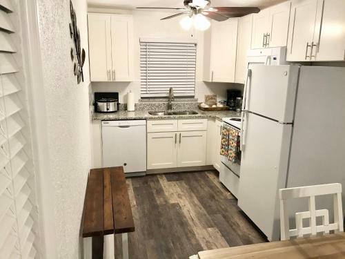 Apartamento #1 St.pete Beach Unit*walk To Bars, Beaches, Restaurants And More.