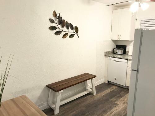 Apartamento #1 St.pete Beach Unit*walk To Bars, Beaches, Restaurants And More.
