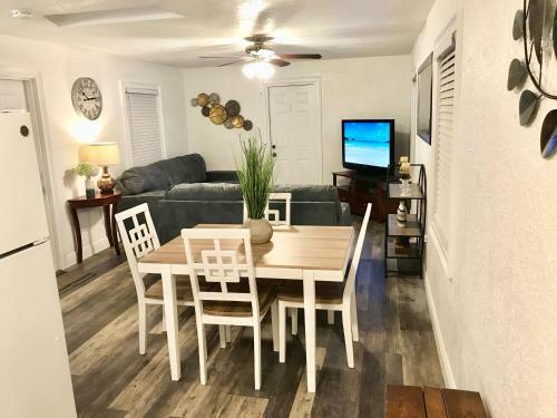 Apartamento #1 St.pete Beach Unit*walk To Bars, Beaches, Restaurants And More.